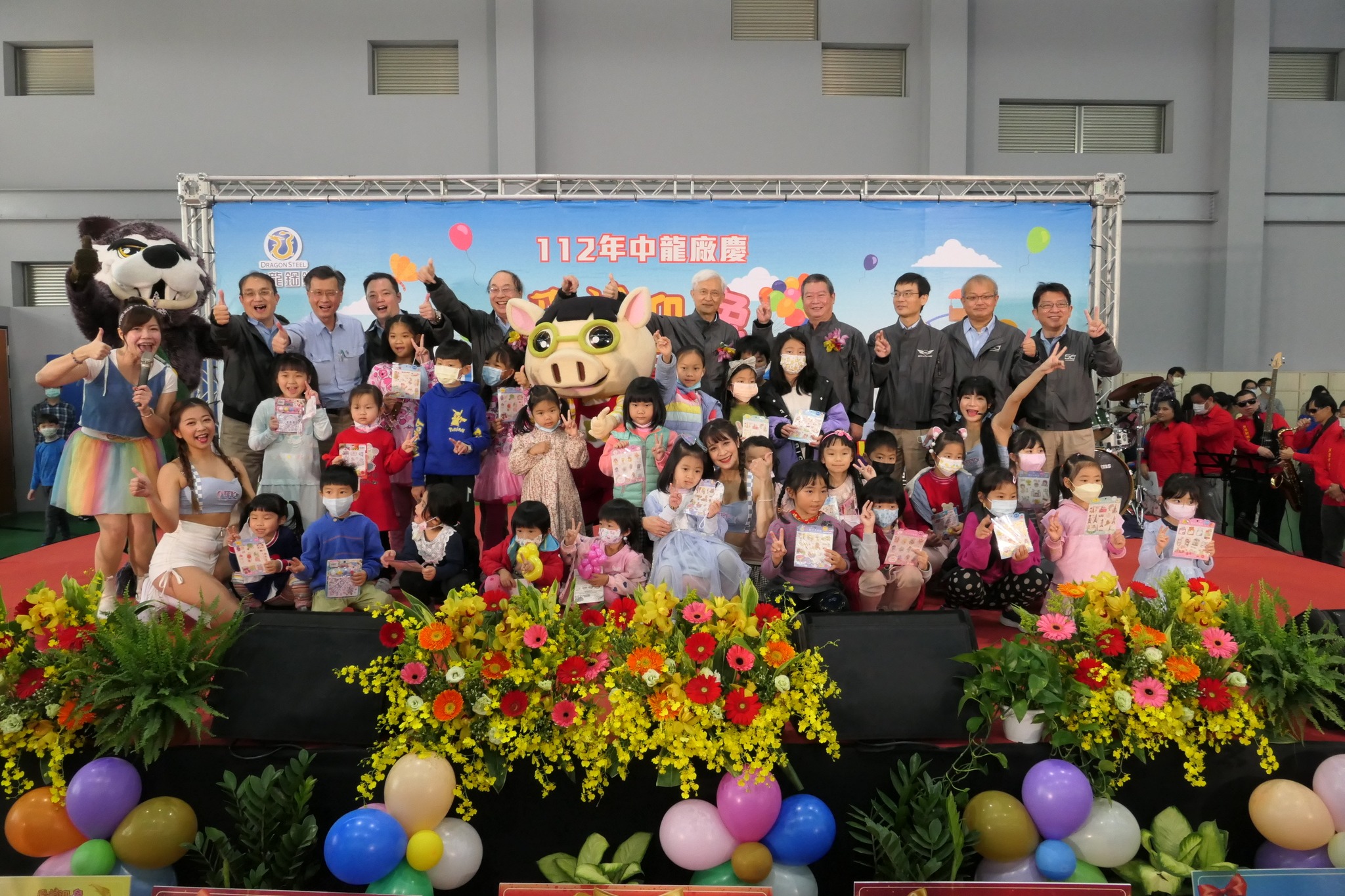 03/04本會理事長受邀參加中龍鋼鐵公司19週年廠慶活動以及親子圖書館啟用儀式。